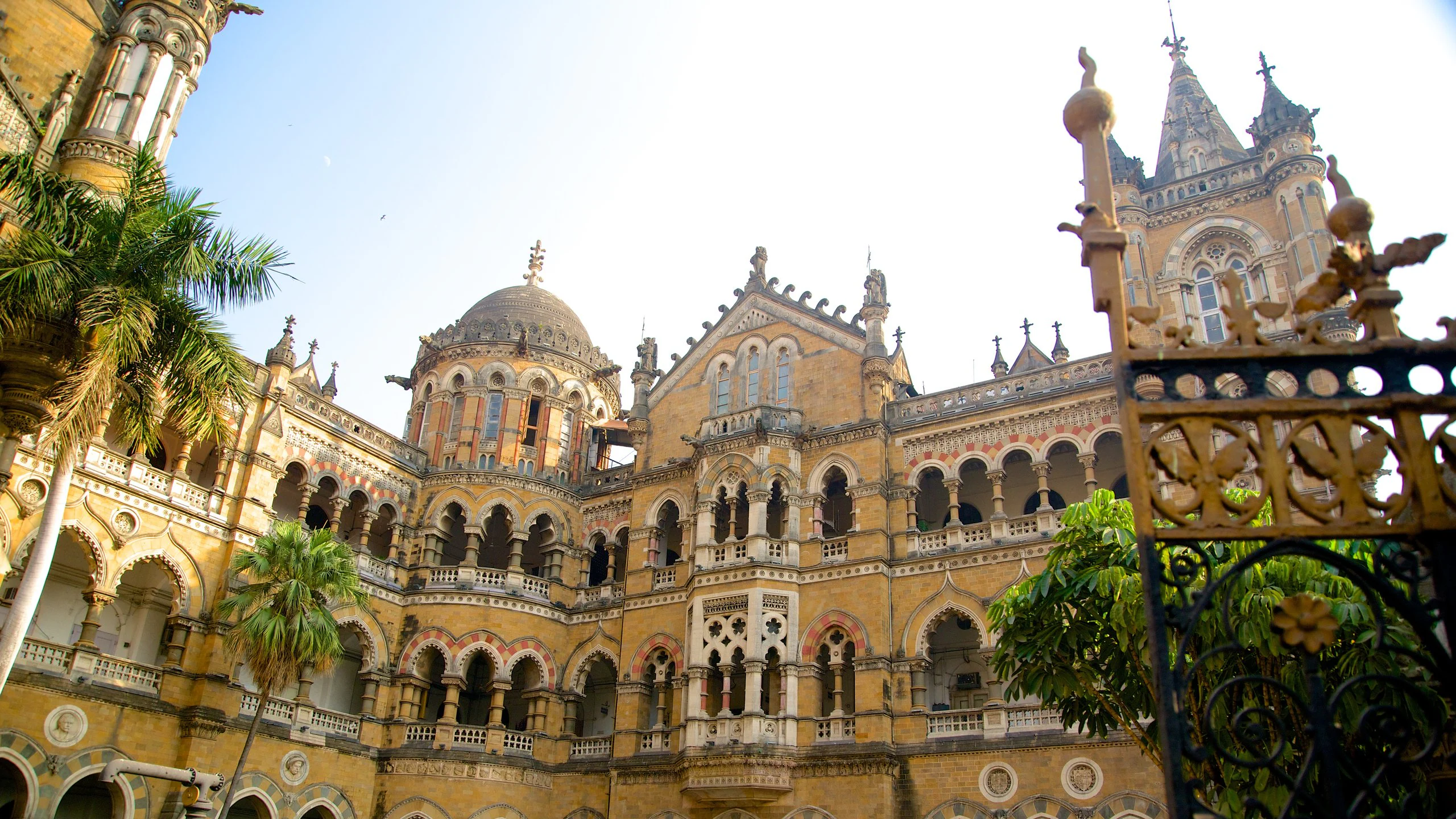 kastil-rajabai-dan-perpustakaan-universitas-mumbai-arsitektur-gotik-yang-menawan